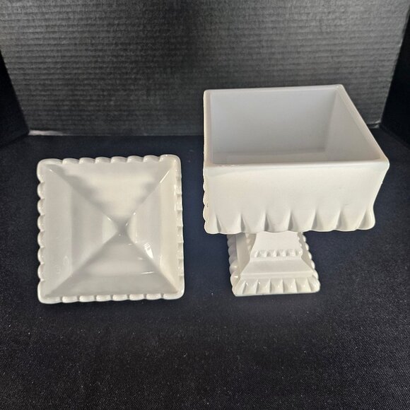 Large Vintage Westmoreland Wedding Milk Glass Covered Pedestal Candy Dish - Picture 4 of 12